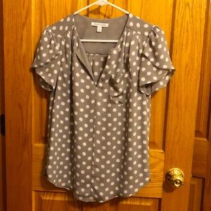 Wrinkle resistant blouse with unique details